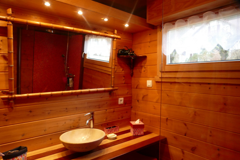 Rez de chaussée - salle de bain attenante chambre parentale  - Chalet - Location de vacances - Bussang